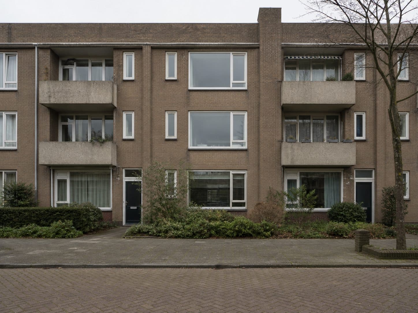 Woningen in een Nederlandse woonstraat.